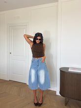 Carica l'immagine nel visualizzatore di Gallery, BERMUDA OVER JEANS CHIARO

