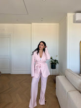 Carica l'immagine nel visualizzatore di Gallery, TAILLEUR LACCIO ROSA
