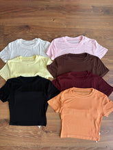 Carica l'immagine nel visualizzatore di Gallery, MAGLIA CROP MANICA CORTA
