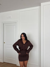Carica l&#39;immagine nel visualizzatore di Gallery, SET CAMICIA E GONNA GESSATO MARRONE
