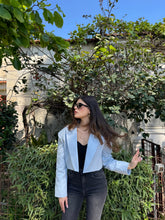 Carica l&#39;immagine nel visualizzatore di Gallery, BLAZER CROP OVER PASTEL AZZURRO
