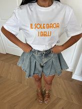 Carica l'immagine nel visualizzatore di Gallery, T-SHIRT “il sole bacia i belli” LUMINA

