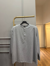 Carica l'immagine nel visualizzatore di Gallery, MAGLIA OVER CON BOTTONCINI E SPALLINE
