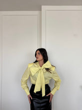 Carica l'immagine nel visualizzatore di Gallery, CAMICIA FIOCCO LUMINA GIALLO
