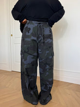 Carica l'immagine nel visualizzatore di Gallery, PANTALONI CARGO CAMOUFLAGE
