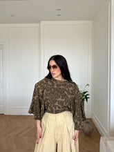 Carica l'immagine nel visualizzatore di Gallery, T-SHIRT CROPPED OVER FANTASIA VERDE
