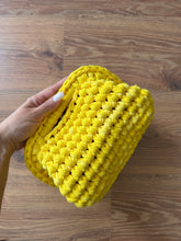 Carica l&#39;immagine nel visualizzatore di Gallery, BAG CROCHET ROSY GIALLO
