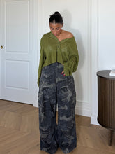 Carica l'immagine nel visualizzatore di Gallery, JEANS CARGO CAMOUFLAGE

