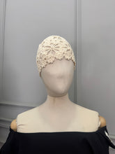 Carica l'immagine nel visualizzatore di Gallery, CAPPELLO UNCINETTO FIORE PANNA
