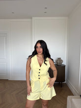 Carica l'immagine nel visualizzatore di Gallery, SET GILET E SHORTS GIALLO
