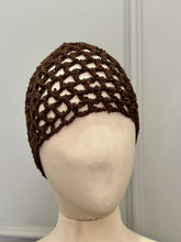 Carica l'immagine nel visualizzatore di Gallery, CAPPELLO UNCINETTO MARRONE MICROPAILLETTES
