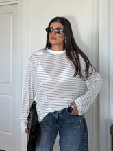 Carica l'immagine nel visualizzatore di Gallery, MAGLIA OVER RIGHE BIANCO
