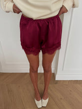 Carica l&#39;immagine nel visualizzatore di Gallery, SHORTS SATIN PIZZO BORDEUAX
