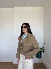 Carica l'immagine nel visualizzatore di Gallery, TRENCH CORTO CAMEL
