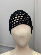Carica l'immagine nel visualizzatore di Gallery, CAPPELLO UNCINETTO NERO MICROPAILLETTES
