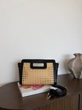 Carica l'immagine nel visualizzatore di Gallery, BAG RAFIA E INSERTI IN PELLE NERO
