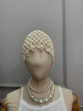 Carica l'immagine nel visualizzatore di Gallery, CAPPELLO UNCINETTO CON PERLINE PANNA
