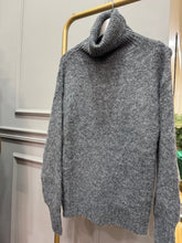 Carica l&#39;immagine nel visualizzatore di Gallery, PULLOVER COLLO ALTO OVERSIZE GRIGIO
