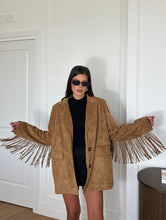 Carica l'immagine nel visualizzatore di Gallery, GIACCA CAMOSCIO FRANGE CAMEL
