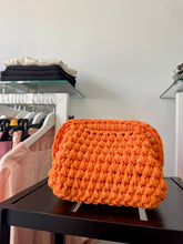 Carica l&#39;immagine nel visualizzatore di Gallery, BAG CROCHET ROSY ARANCIONE
