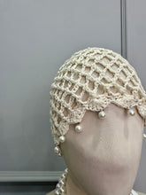 Carica l'immagine nel visualizzatore di Gallery, CAPPELLO UNCINETTO CON PERLINE PANNA
