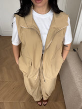 Carica l'immagine nel visualizzatore di Gallery, GILET SAFARI BEIGE LUMINA
