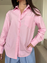Carica l'immagine nel visualizzatore di Gallery, CAMICIA BASIC TASCHINO ROSA
