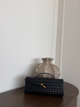 Carica l'immagine nel visualizzatore di Gallery, BAG BAGUETTE INTRECCIATA
