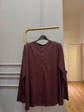 Carica l'immagine nel visualizzatore di Gallery, MAGLIA OVER CON BOTTONCINI E SPALLINE
