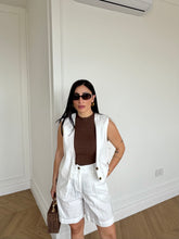 Carica l&#39;immagine nel visualizzatore di Gallery, SET GILET E SHORTS BIANCO

