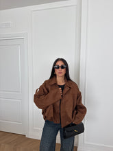 Carica l&#39;immagine nel visualizzatore di Gallery, GIACCA BOMBER CAMOSCIO CAMEL
