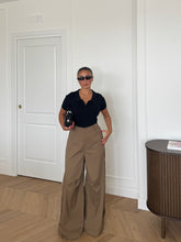Carica l'immagine nel visualizzatore di Gallery, PANTALONI LARGHI CON DETTAGLI SUL FONDO CAMEL
