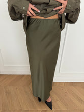 Carica l'immagine nel visualizzatore di Gallery, GONNA SATIN VERDE MILITARE
