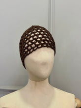 Carica l'immagine nel visualizzatore di Gallery, CAPPELLO UNCINETTO MARRONE MICROPAILLETTES
