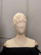 Carica l'immagine nel visualizzatore di Gallery, CAPPELLO UNCINETTO FIORE PANNA
