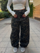 Carica l'immagine nel visualizzatore di Gallery, JEANS BARREL CAMO
