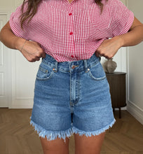 Carica l'immagine nel visualizzatore di Gallery, SHORTS DENIM SFRANGIATO
