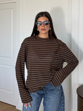 Carica l'immagine nel visualizzatore di Gallery, MAGLIA OVER RIGHE MARRONE
